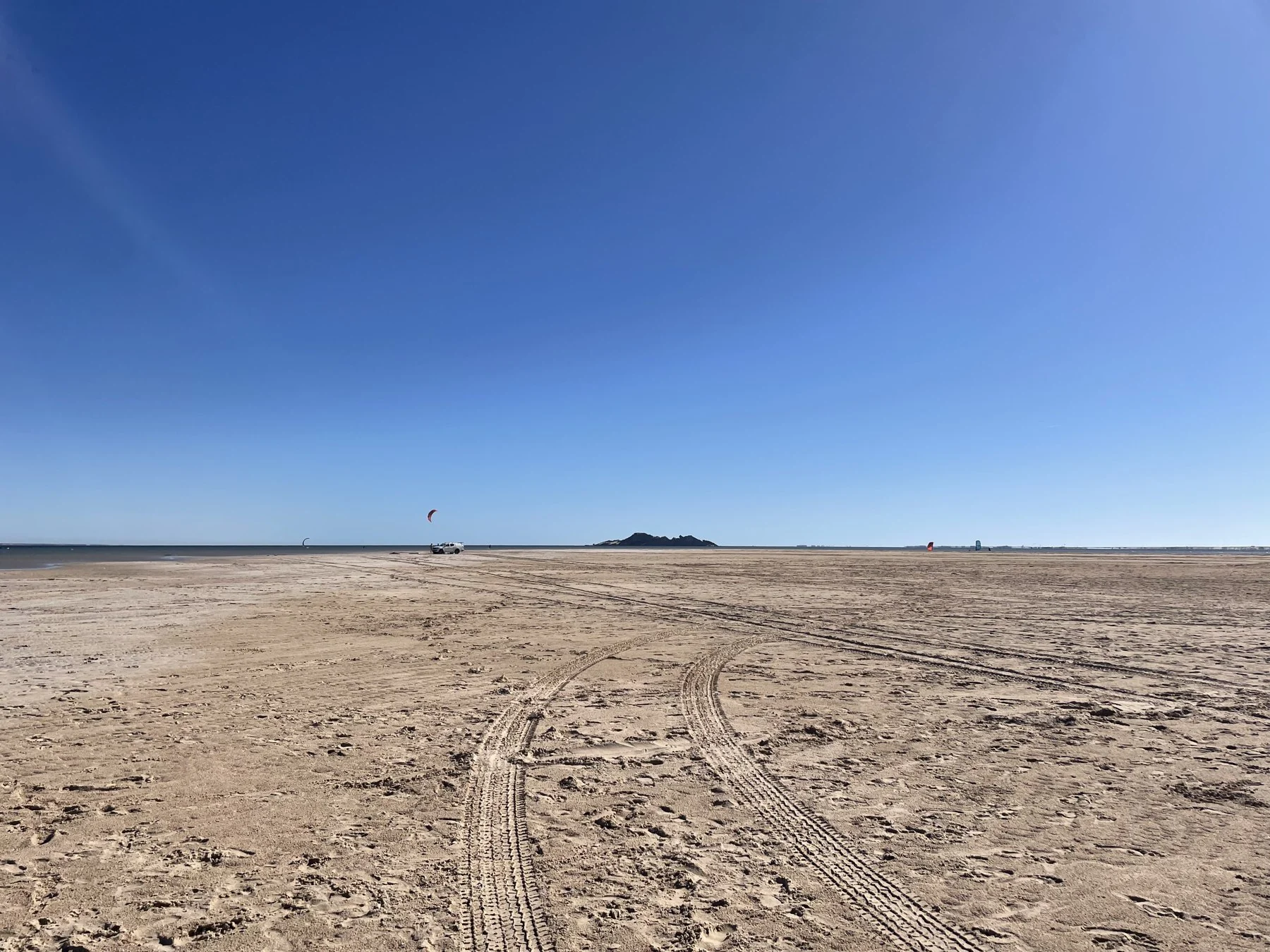 Open kitesurfing area beside the Dakhla lagoon